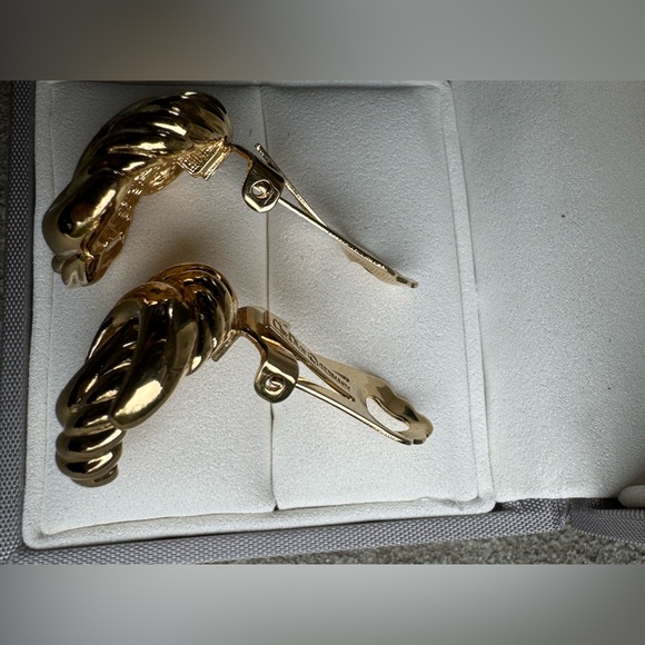 Christian Dior Gold Tone Twist Clip Earrings With Box - Picture 6 of 7
